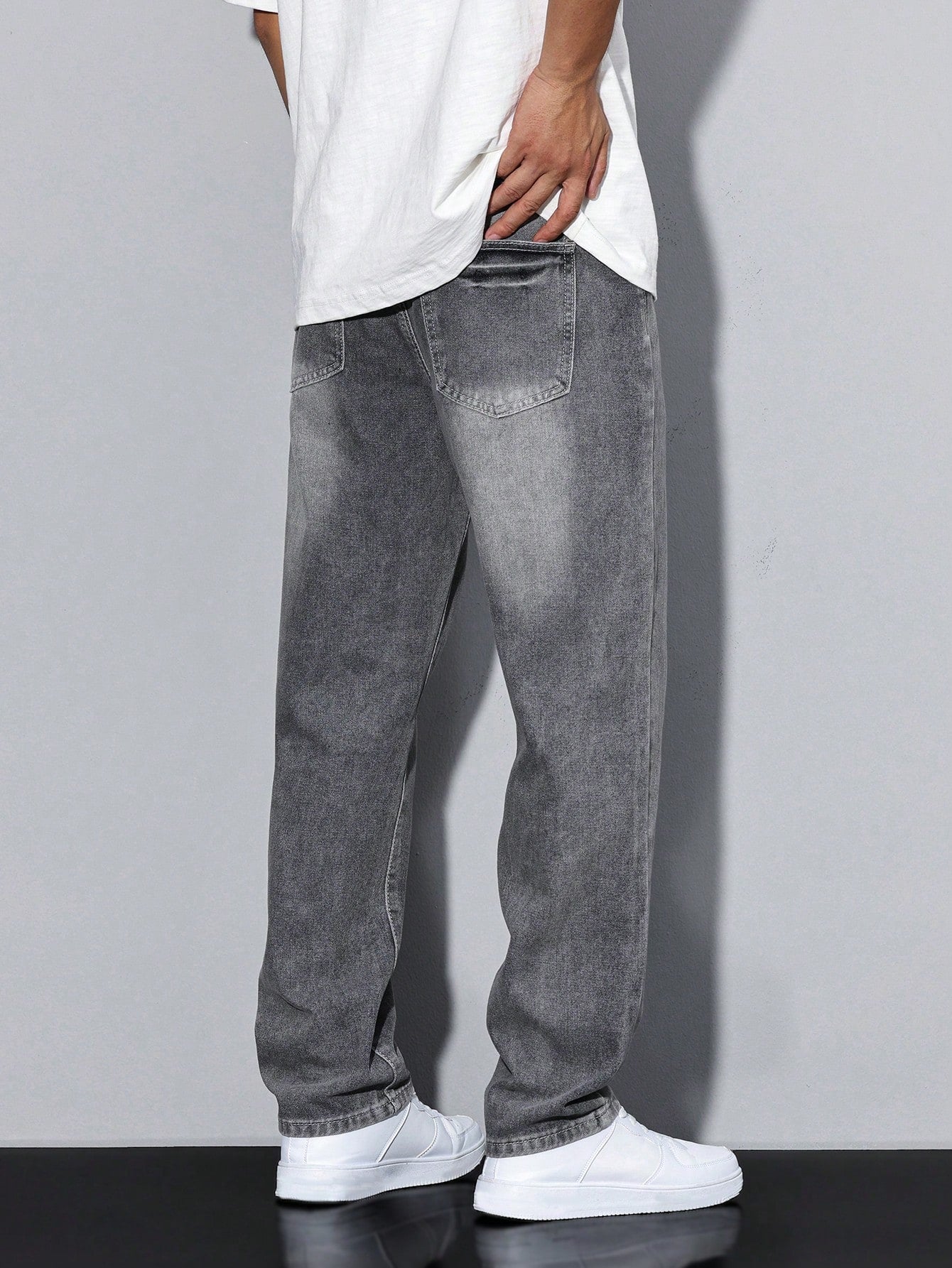 Men's straight leg wide-fit denim jeans