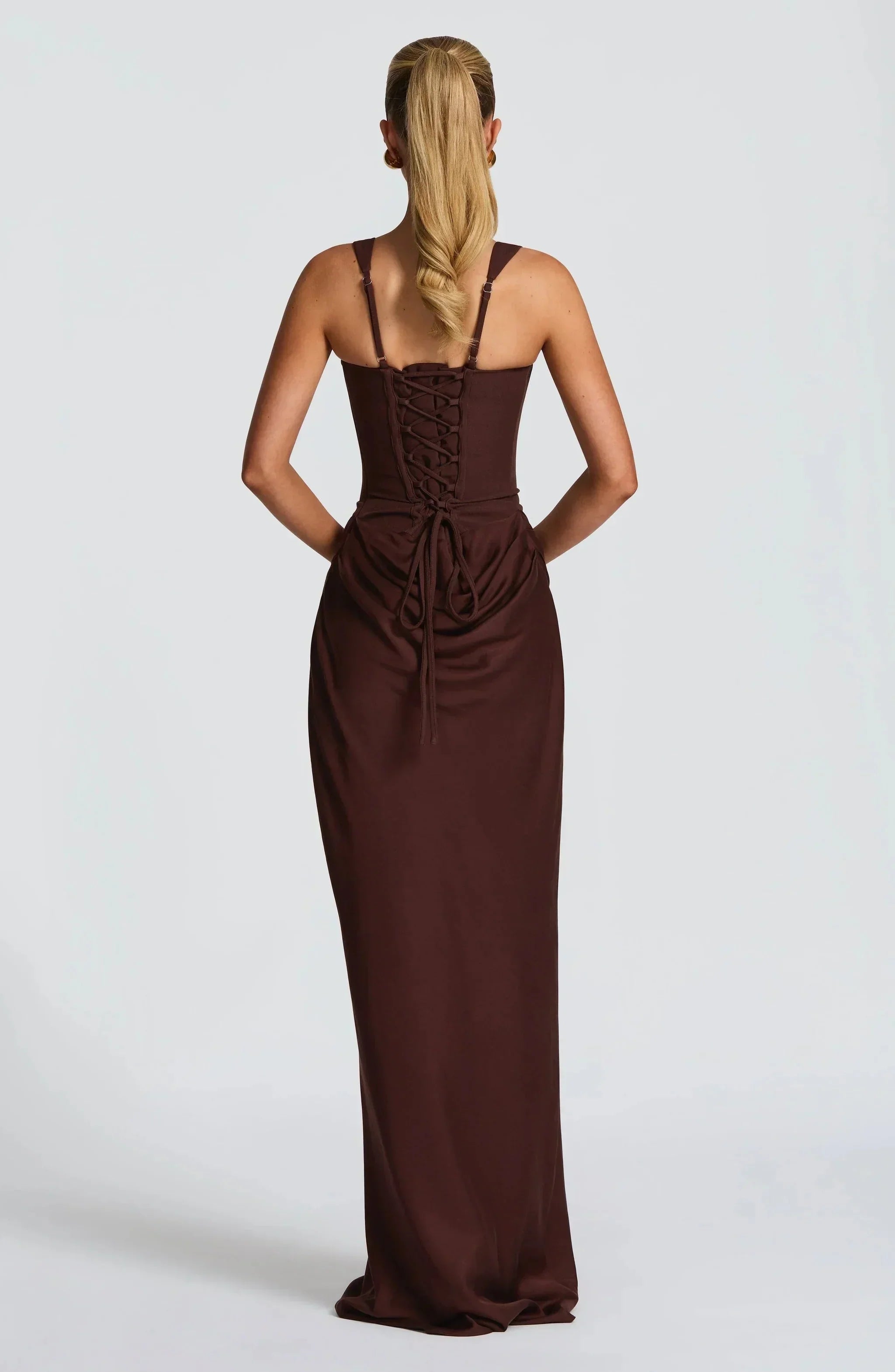 Women's fitted open-back square-neck evening dress